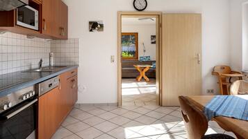 Køleskab, mikrobølgeovn, ovn, kogeplade