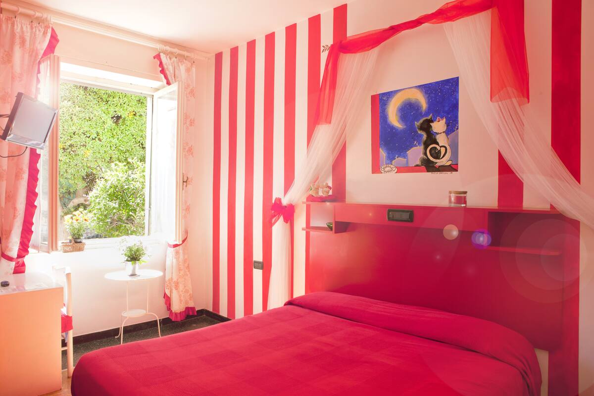 Escritorio, wifi gratis, decoración personalizada y ropa de cama 