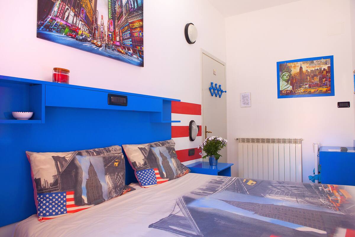 Escritorio, wifi gratis, decoración personalizada y ropa de cama 