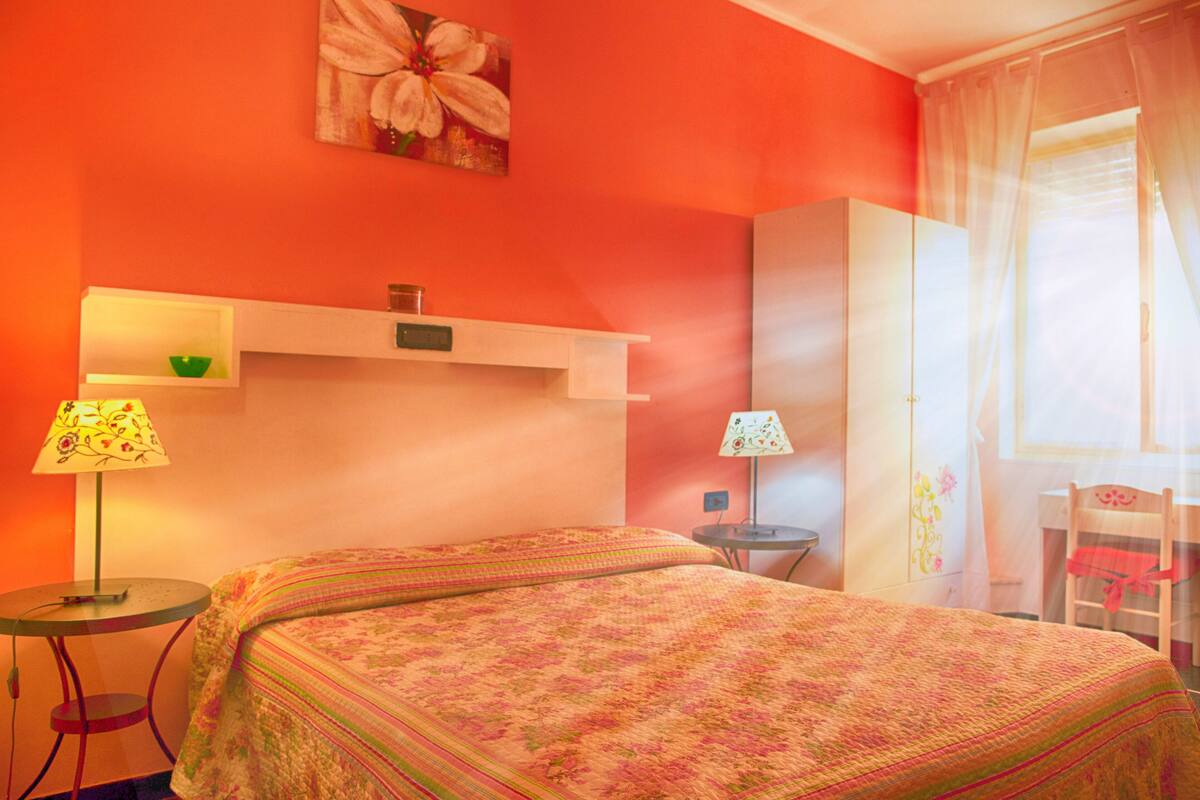 Escritorio, wifi gratis, decoración personalizada y ropa de cama 