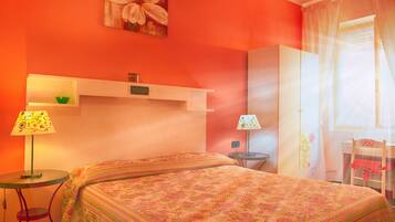 Habitación con 1 cama matrimonial o 2 individuales | Decoración personalizada, escritorio, wifi gratis y ropa de cama