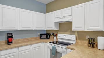 Een magnetron, een oven, een kookplaat, een vaatwasser