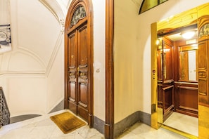 Interior - Piazza Amedeo Flat by Wonderful Italy (Naples)