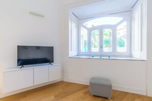 Leilighet – city | Oppholdsområde | En 35-tommers Flatskjerm-TV med digitale kanaler