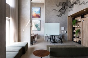 42-吋智慧型電視，提供數位頻道