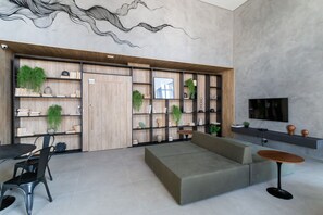 42-吋智慧型電視，提供數位頻道