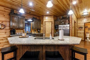 Een oven, een kookplaat, een vaatwasser, een broodrooster