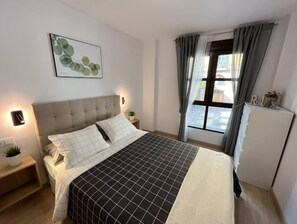 1 bedroom, desk, iron/ironing board, travel cot - Central apartment only 200 metros from the beach (Alicante (Alacant))