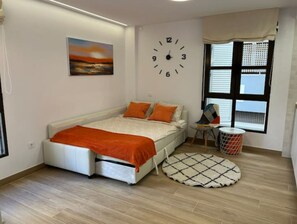 1 habitación, escritorio, tabla de planchar con plancha y cuna de viaje