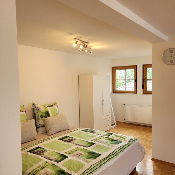2 chambres, bureau, accès au Wi-Fi (inclus), literie fournie