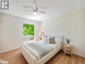 4 bedrooms, WiFi, bed sheets - Cozy and Quiet Muskoka retreat on Beautiful Turtle Lake!    (Rosseau)