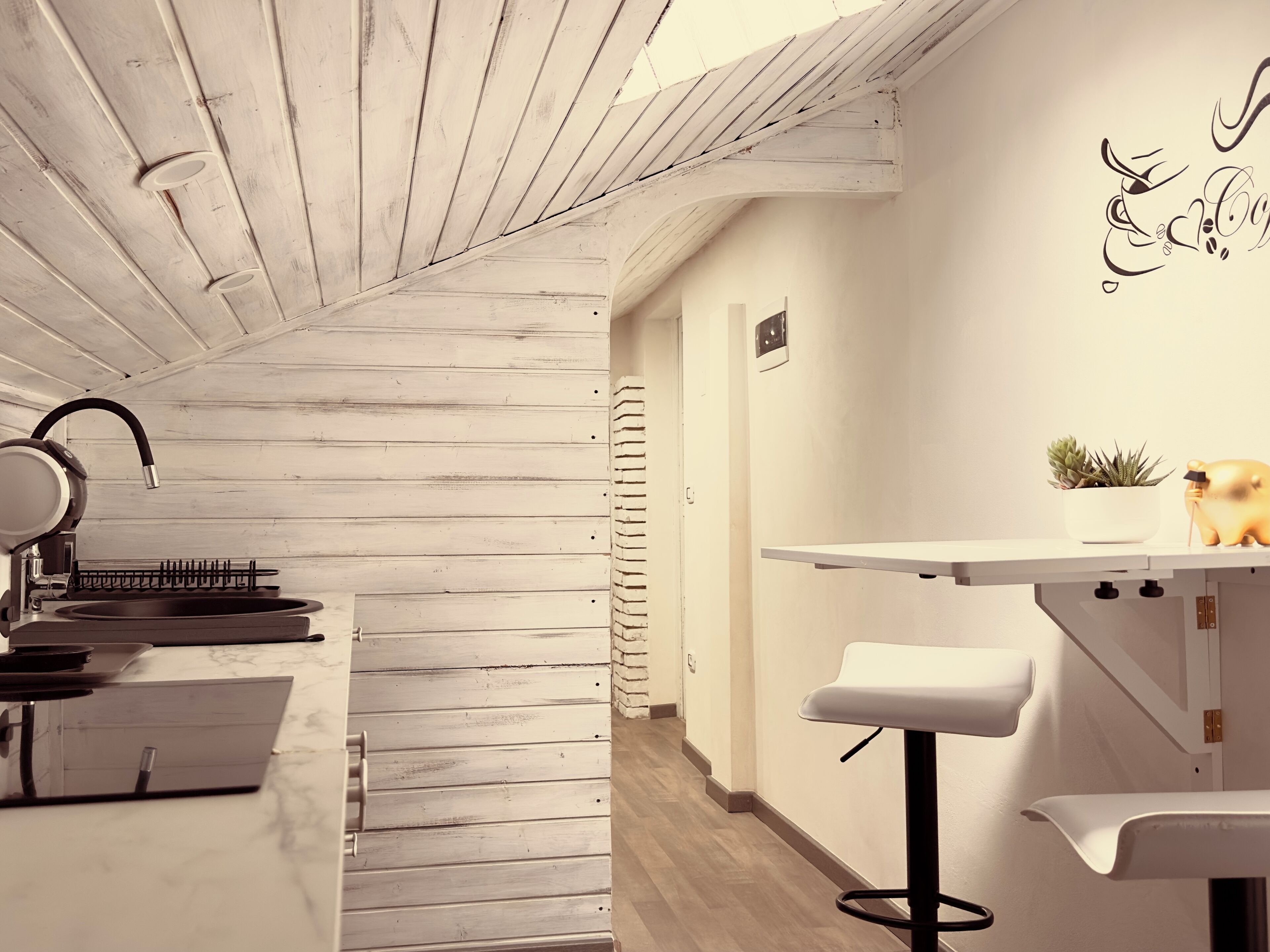 Kühlschrank, Mikrowelle, Wasserkocher mit Kaffee-/Teezubehör