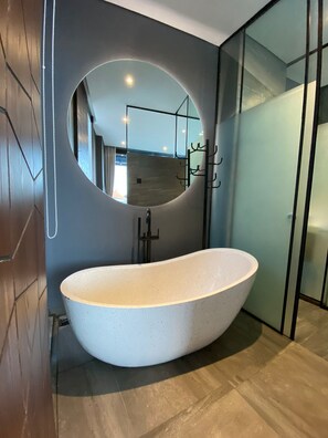 Dusche, Bidet, Handtücher, Seife