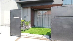 المنطقة المحيطة بالمنشأة