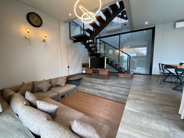 Living area - 2BR Industrial Pool & Rooftop, Wi-Fi 150 Mbps (Bali)