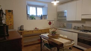 Kjøleskap, ovn, kokeplater og oppvaskmaskin