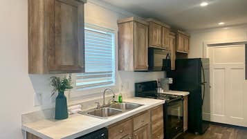 Casa de campo básica, 1 habitación | Cocina privada | Frigorífico grande, microondas, horno y placa de cocina