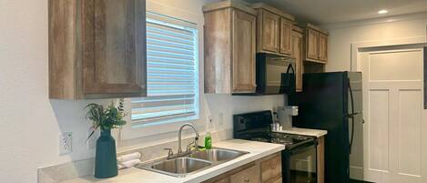 Cottage, 1 chambre | Cuisine privée | Grand réfrigérateur, micro-ondes, four, plaque de cuisson