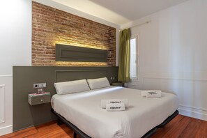 Familienapartment, Stadtblick | Zimmersafe, schallisolierte Zimmer, Bügeleisen/Bügelbrett