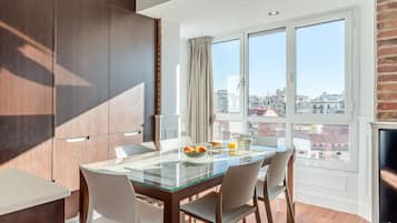 Family Apartment, City View | Dining room