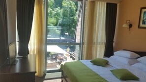 Skrivebord, blendingsgardiner, lydisolert og strykejern/-brett