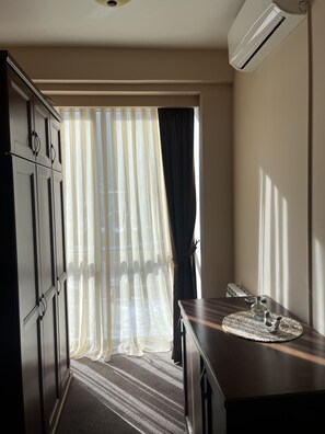 Eenvoudige kamer, 1 twee- of 2 eenpersoonsbedden | Een bureau, verduisterende gordijnen, geluiddichte muren