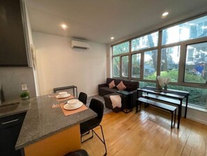 Dining - Private Zen Garden 1Bed Apt -1 stop from Manhattan (Brooklyn)