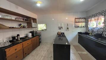 Een koelkast, een magnetron, een kookplaat, een broodrooster