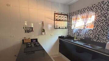 Geladeira, micro-ondas, cooktop, torradeira