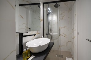 Shower, hair dryer, bidet, towels - Arenas Parc - Habitat Apartments (Barcelona)