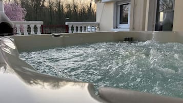 Bañera de hidromasaje al aire libre