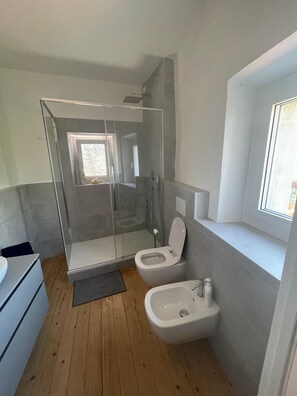 Dusche, Haartrockner, Bidet, Handtücher