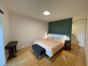 2 室のベッドルーム、デスク、WiFi (無料)、ベッドシーツ