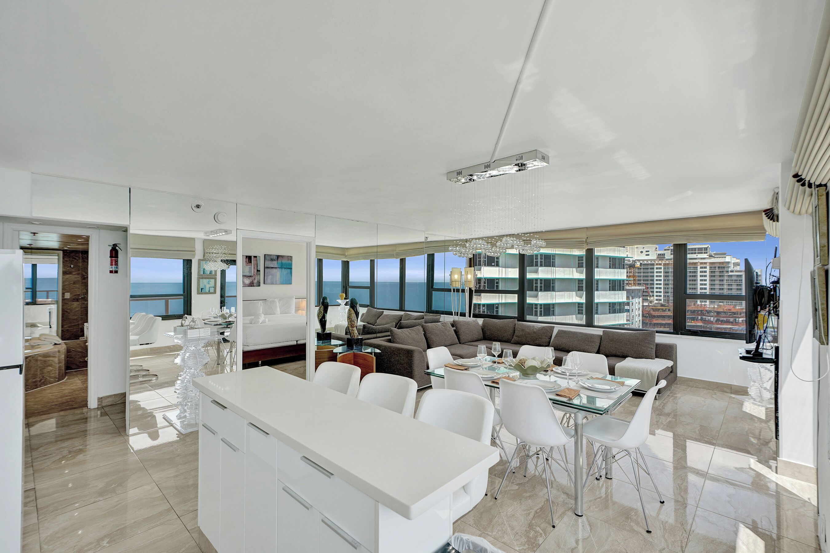 Apartamento luxo, 2 quartos, sacada, vista para o mar | Opções para refeição no quarto