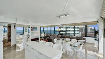 Apartamento luxo, 2 quartos, sacada, vista para o mar | Opções para refeição no quarto