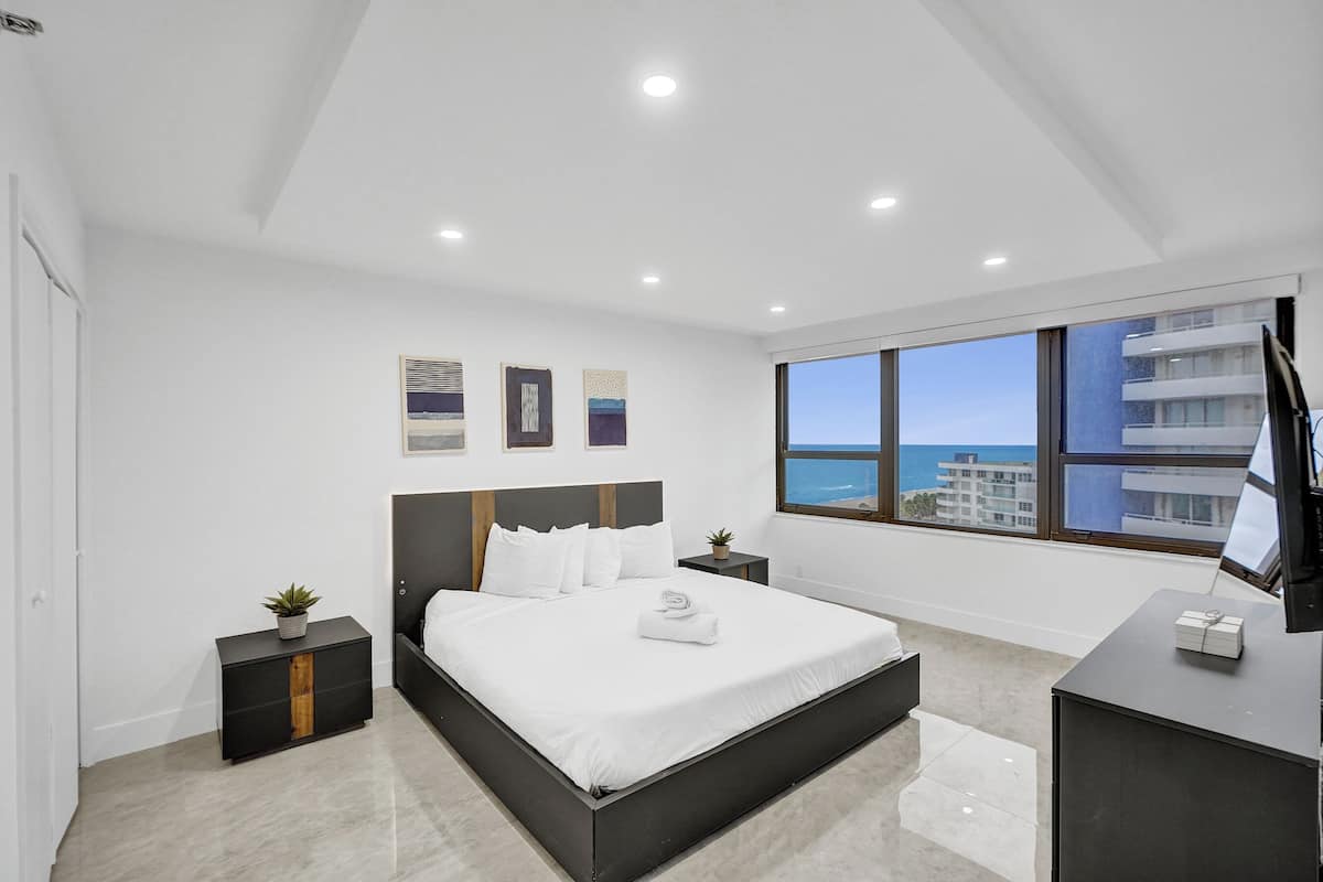 Apartamento luxo, 3 quartos, vista parcial para o oceano, de frente para a praia | Ferros/tábuas de passar roupa, Wi-Fi de cortesia