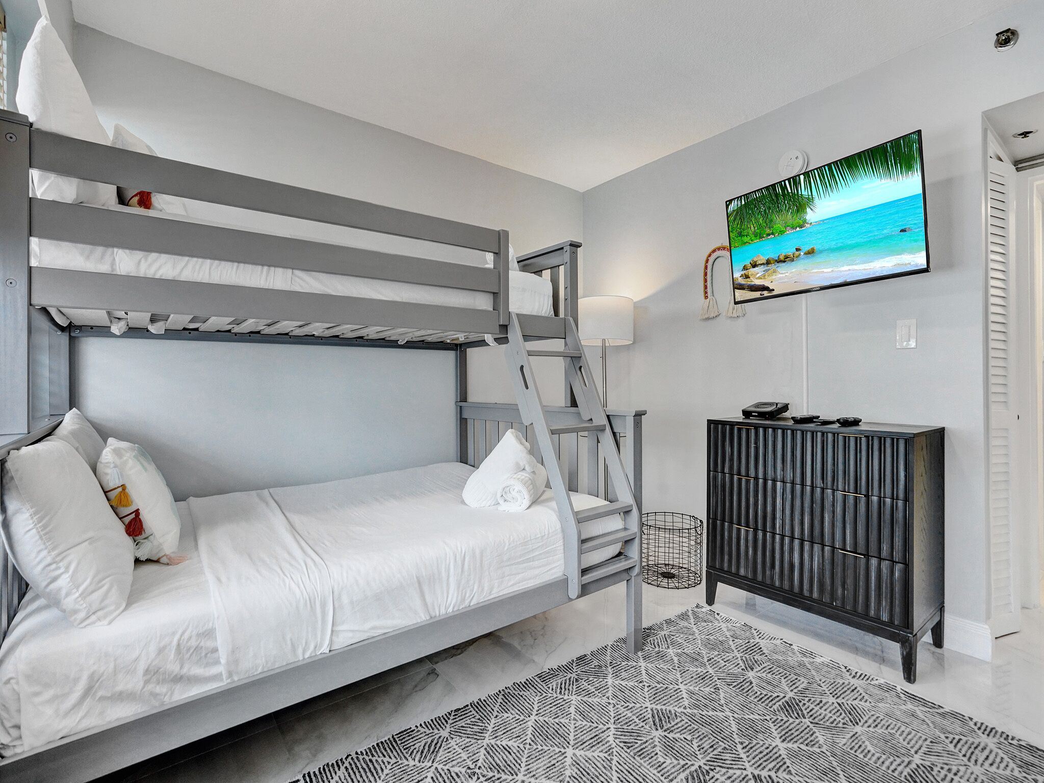 Condo conforto, 2 quartos, sacada, vista parcial para o oceano | Individualmente decorados, individualmente mobiliados