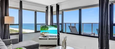 Condo panoramique, 1 chambre, vue sur lâocĂ©an, au bord de lâocĂ©an | Aire de sĂ©jour | TĂ©lĂ©viseur Ă Ă©cran plat de 45 po avec tĂ©lĂ©vision par cĂąble