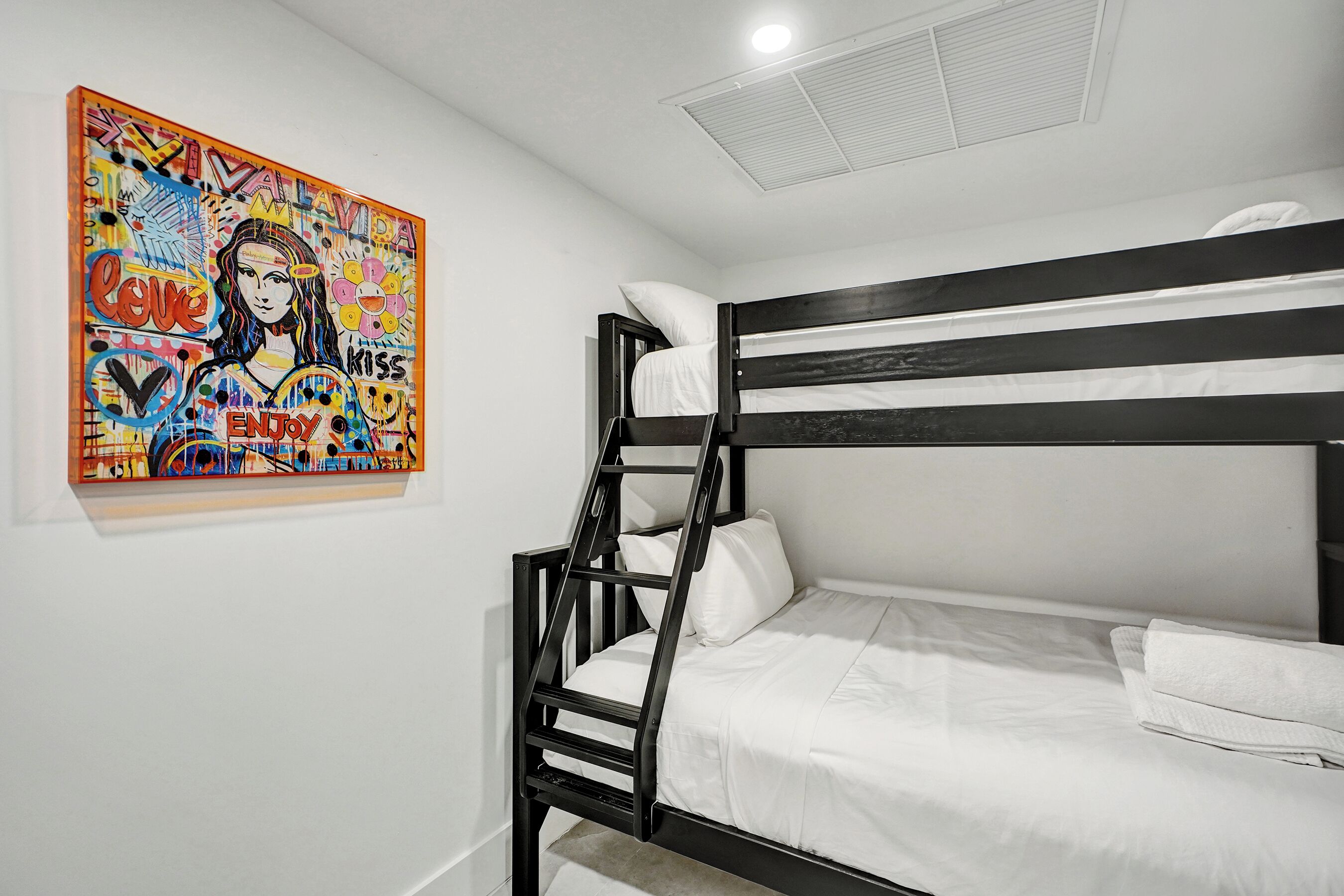 Departamento de diseñador, 3 habitaciones, balcón, vista parcial al mar | Decoración personalizada y muebles diferentes 