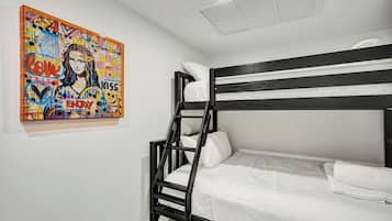 Departamento de diseñador, 3 habitaciones, balcón, vista parcial al mar | Decoración personalizada y muebles diferentes