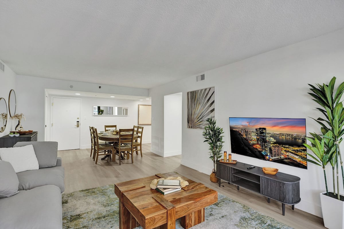 Gorgeous Miami Beach Condo Beach Service 915 | Área de estar | TV de tela plana 45 polegadas com canais a cabo