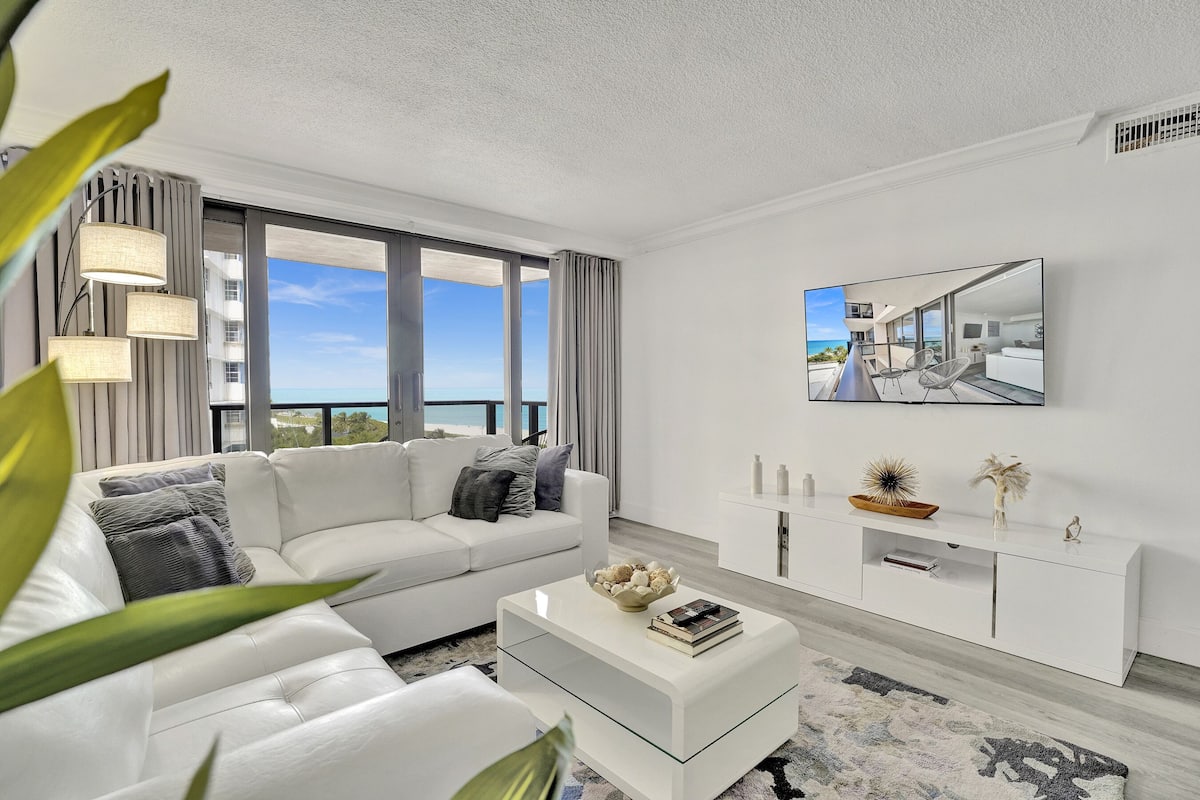 Charming Ocean View Condo 806 | Zona de estar | Televisión de pantalla plana de 45 pulgadas con canales por cable
