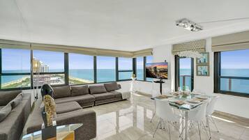 Departamento Deluxe, 2 habitaciones, balcón, vista al mar | Área de sala de estar | Televisión de pantalla plana de 45 pulgadas con canales por cable