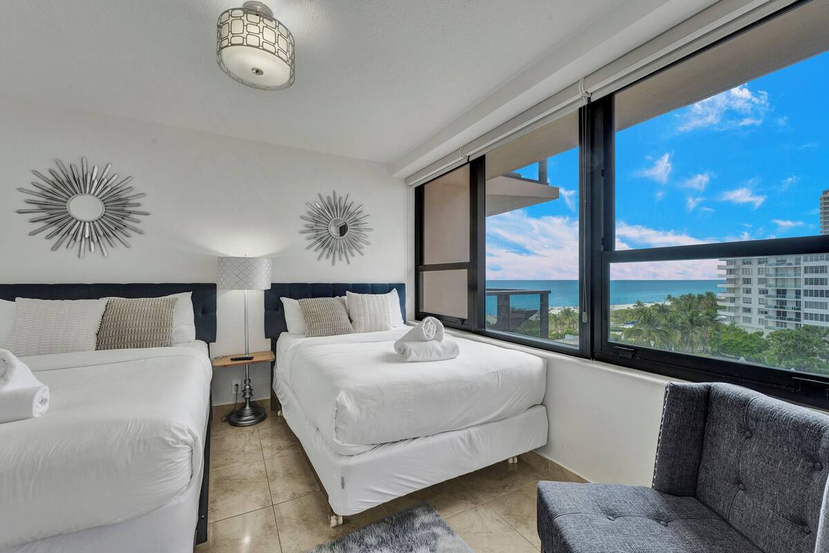 Condo clássico, 2 quartos, sacada, vista parcial para o oceano | Ferros/tábuas de passar roupa, Wi-Fi de cortesia