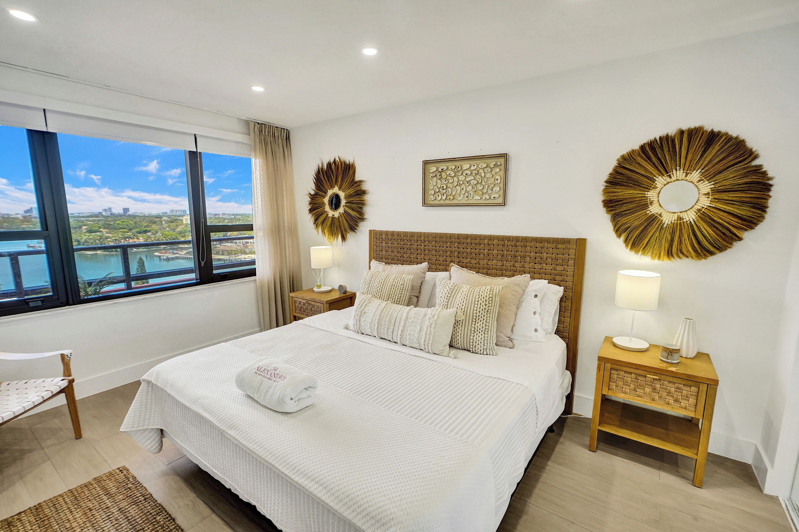 Departamento de lujo, 3 habitaciones, balcón, vista a la bahía | Decoración personalizada y muebles diferentes 