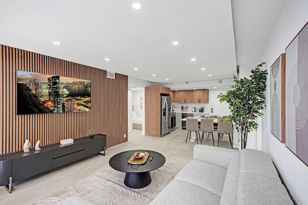 Modern 4BR with Ocean Views 717 | Living area | 45-inch flat-screen TV with cable channels