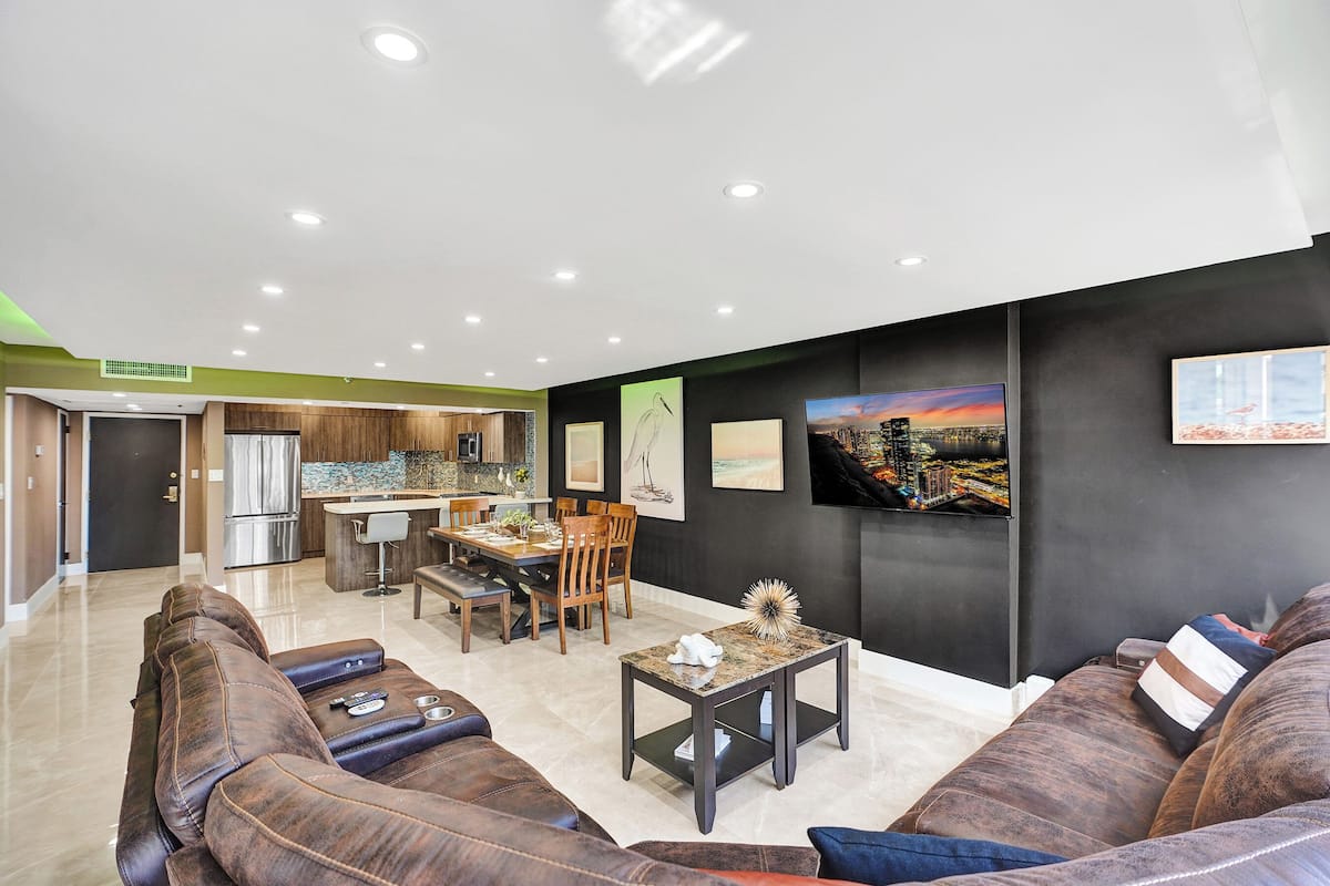 Beachside Condo with Resort Amenities, Including Pools, Gym, and Bathtub 503 | Area keluarga | Televisi layar datar 45-inci dengan saluran TV kabel