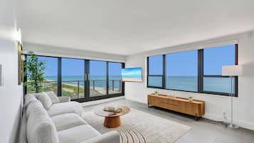 Oceanfront Luxury 3BR/3BA Condo 902 | Living area | 45-inch flat-screen TV with cable channels