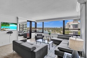 45-inch flat-screen TV with cable channels - Alexander Hotel (Miami Beach)