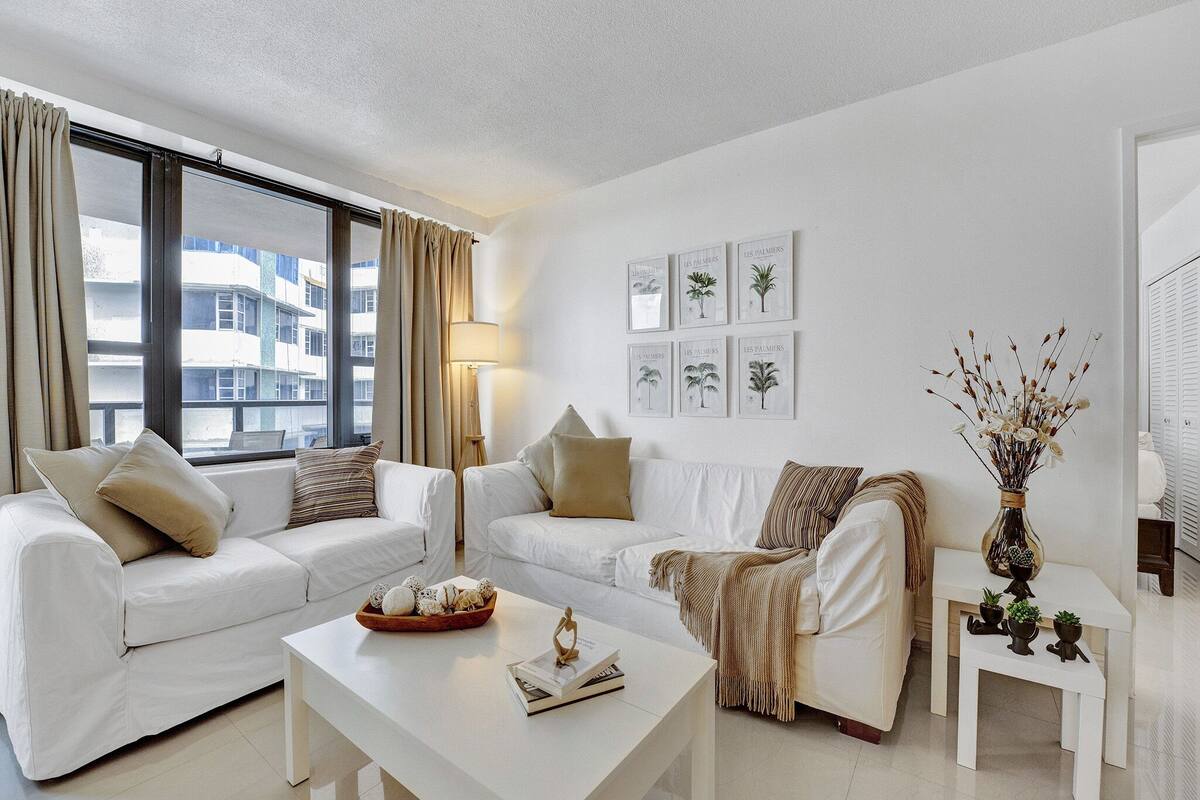 Condo luxo, 2 quartos, sacada, vista parcial para o oceano | Área de estar | TV de tela plana 45 polegadas com canais a cabo
